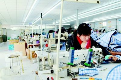《乡村小车间 箱包跨越国门的富民密码》